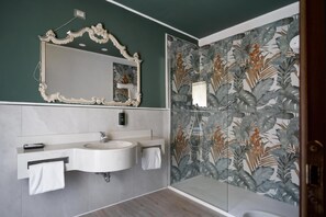 Chambre Supérieure, 1 très grand lit | Salle de bain