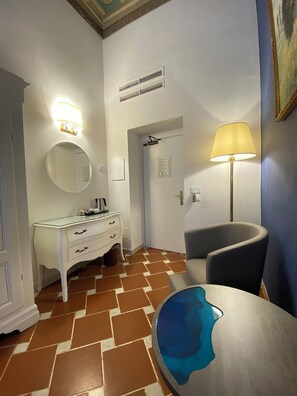 Habitación junior | Minibar, caja de seguridad en la habitación y escritorio 