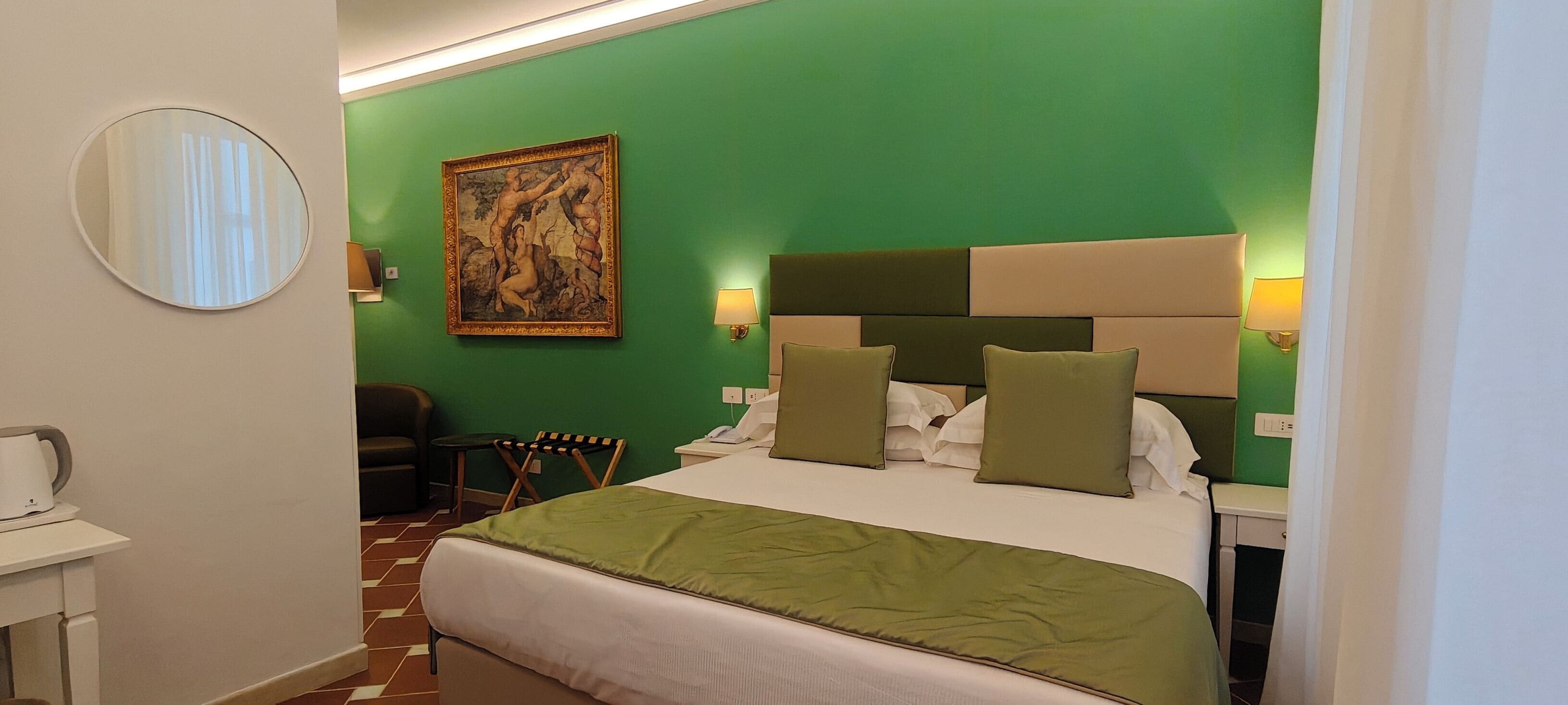 Habitación junior | Minibar, caja de seguridad en la habitación y escritorio 