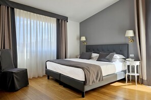 Minibar, coffres-forts dans les chambres, bureau