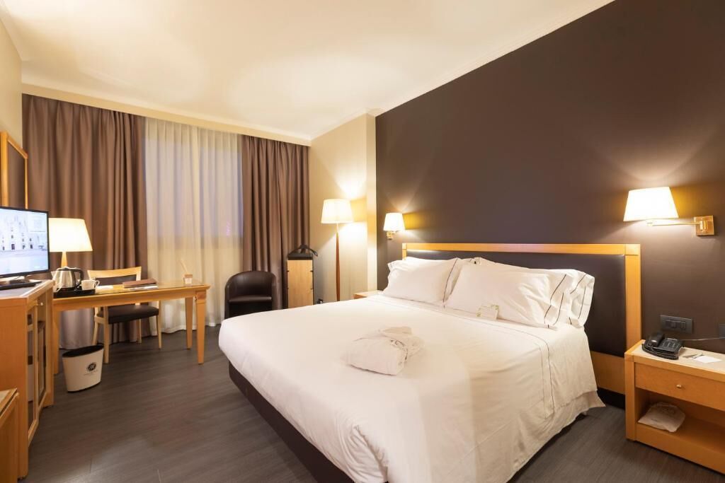 premium bedding, down duvets, minibar, in-room safe