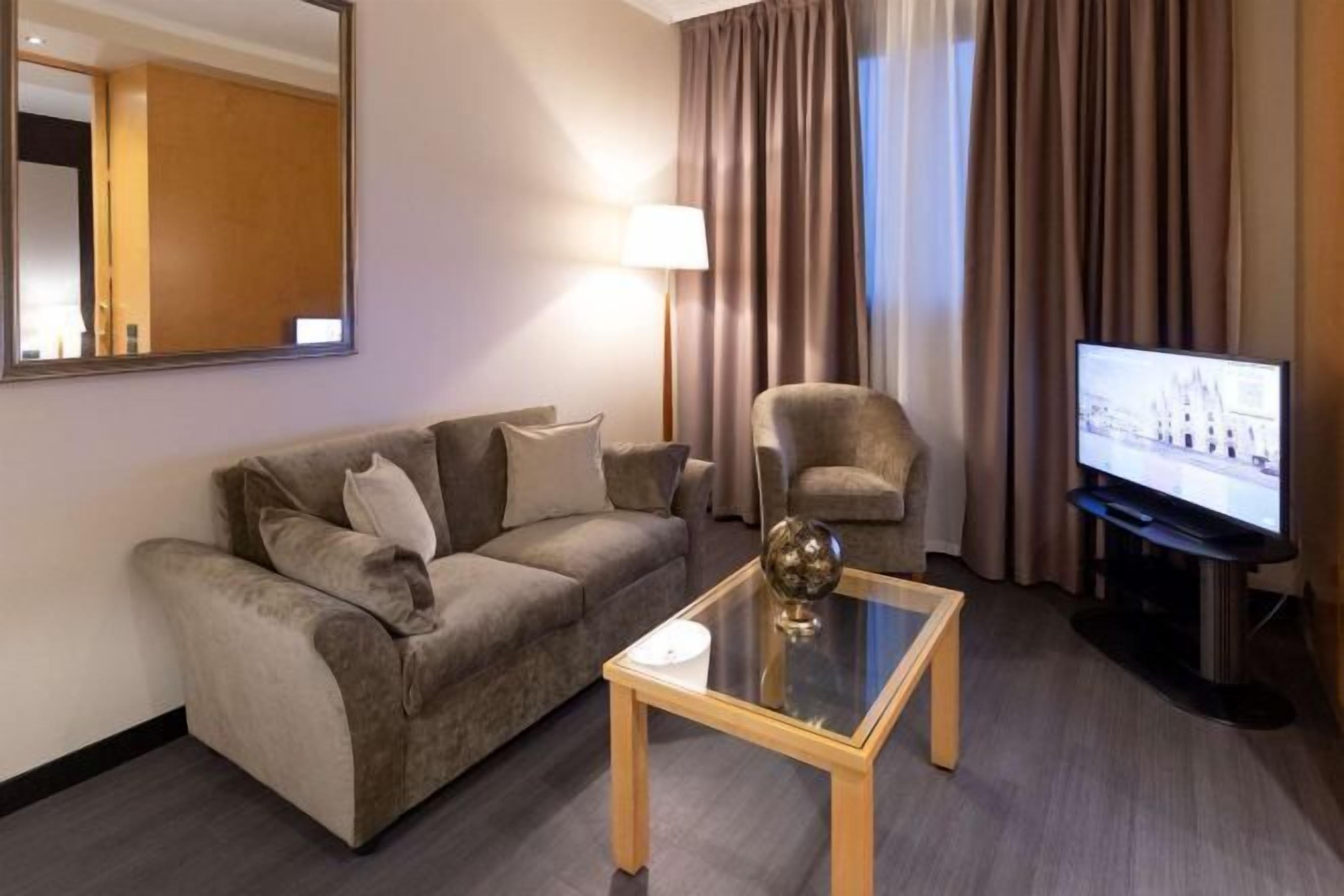 リビング エリア | 26 インチの液晶テレビ (衛星放送視聴可)、テレビ