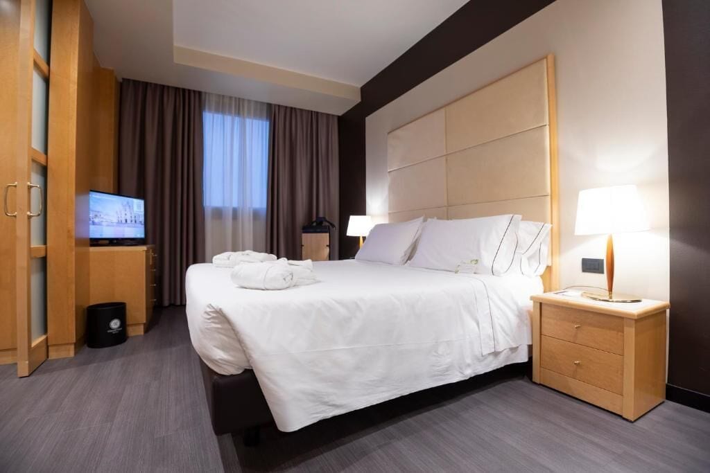 premium bedding, down duvets, minibar, in-room safe