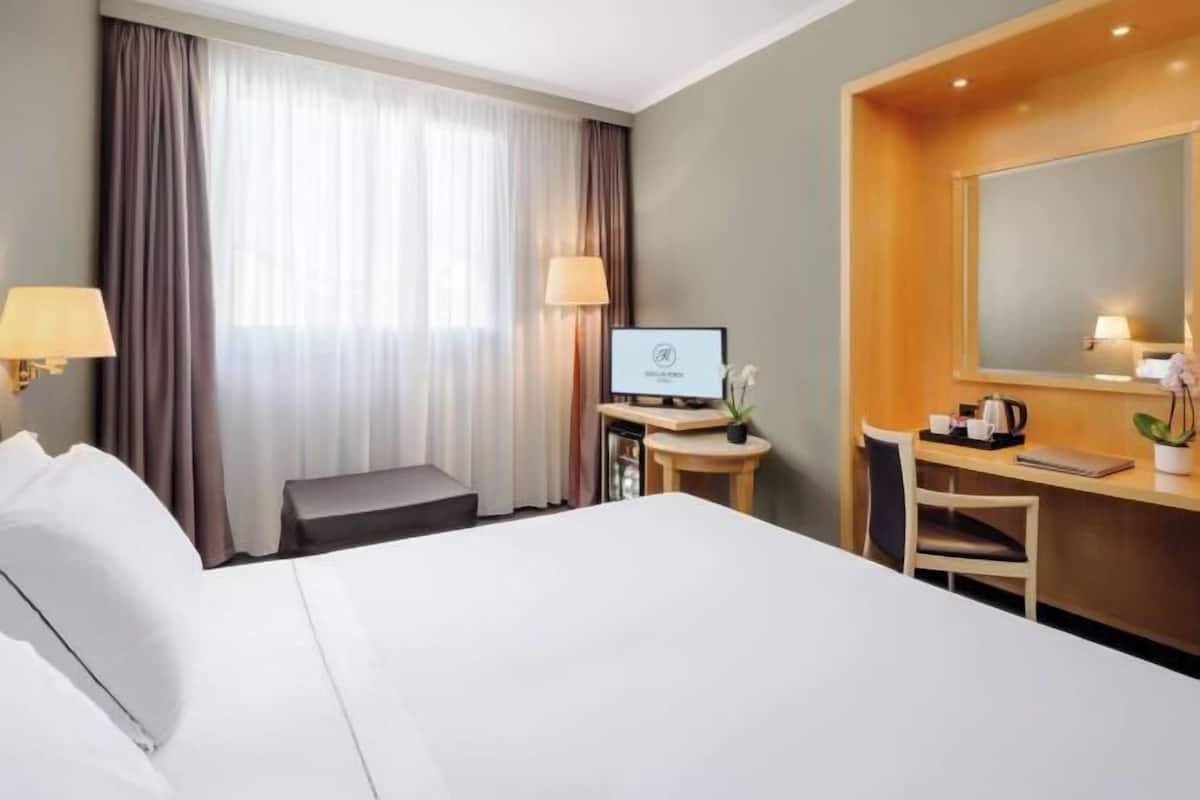 1 kamar tidur, seprai premium, selimut bulu angsa, dan minibar