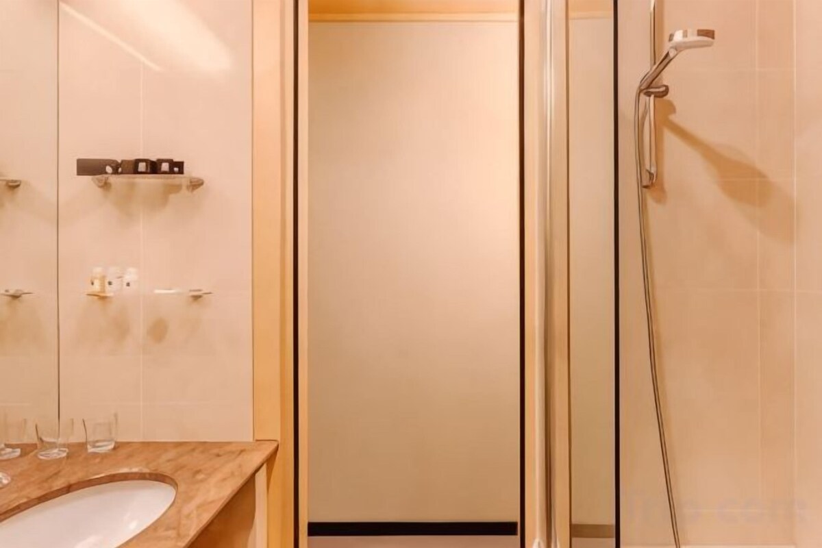 Baño | Artículos de higiene personal gratuitos, secador de pelo y zapatillas