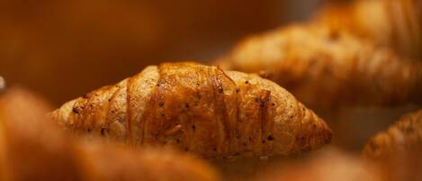 Primer plano de un croissant con una corteza dorada.