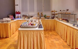 Daily continental breakfast (EUR 9 per person)