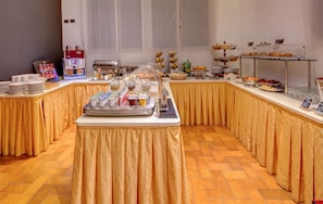 Daily continental breakfast (EUR 9 per person)