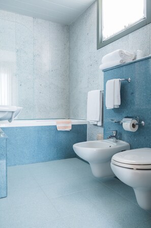 Superior vierpersoonskamer | Badkamer | Designer toiletartikelen, een haardroger, een bidet, handdoeken