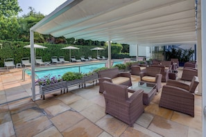 Seasonal outdoor pool, pool umbrellas, pool loungers - Jet Hotel, Sure Hotel Collection by Best Western (Gallarate)