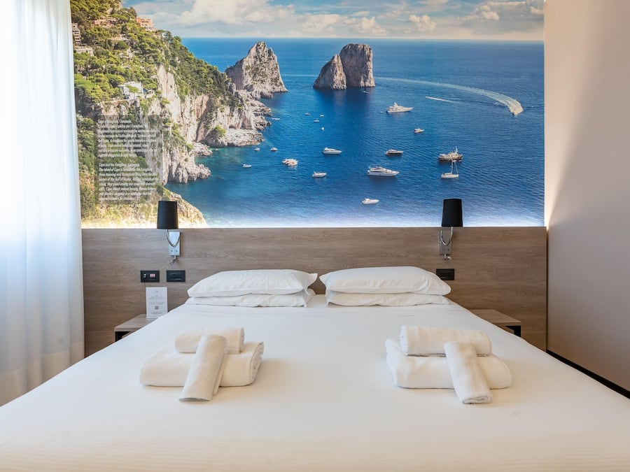 Quarto quádruplo superior | Roupas de cama premium, edredons de pluma, camas Select Comfort