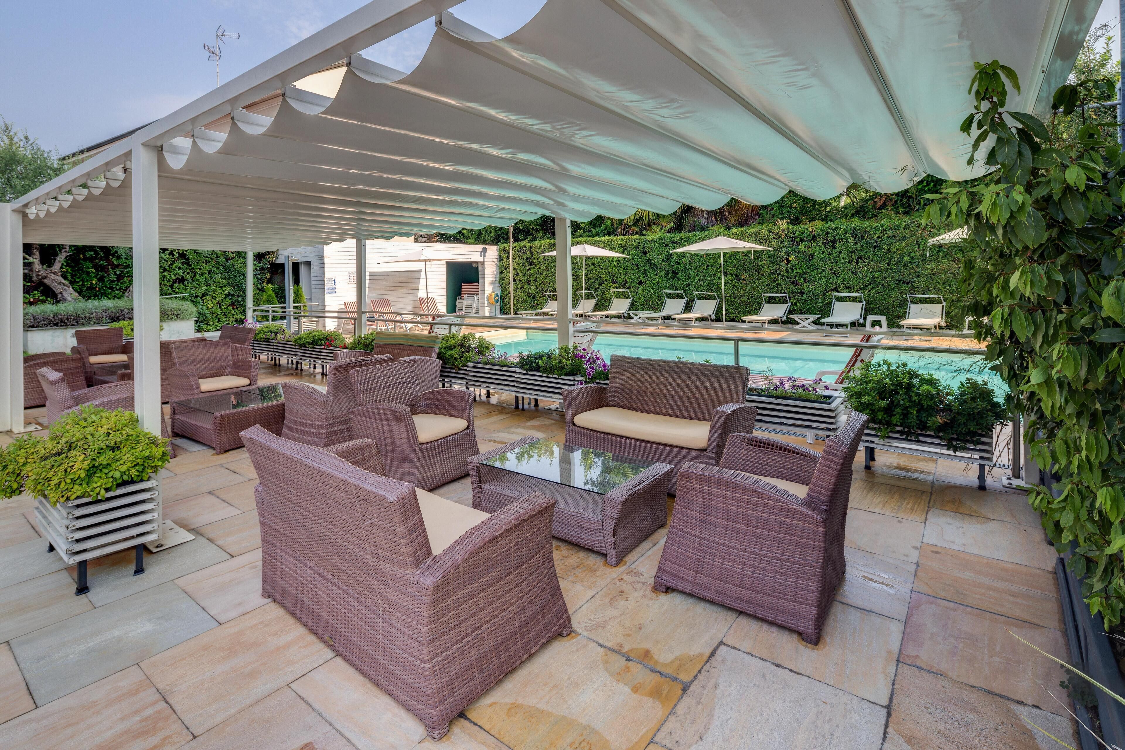 Piscine extérieure (ouverte en saison), parasols de plage