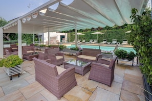 季节性开放的室外游泳池,池畔遮阳伞,日光浴躺椅