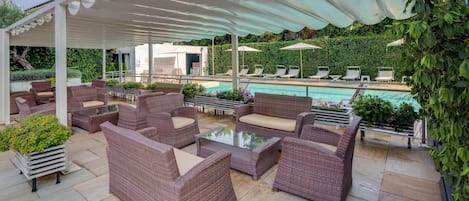 Piscine extérieure (ouverte en saison), parasols de plage