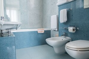 Comfort Double Room | Bathroom | Designer toiletries, hair dryer, bidet, towels - Jet Hotel, Sure Hotel Collection by Best Western (Gallarate)