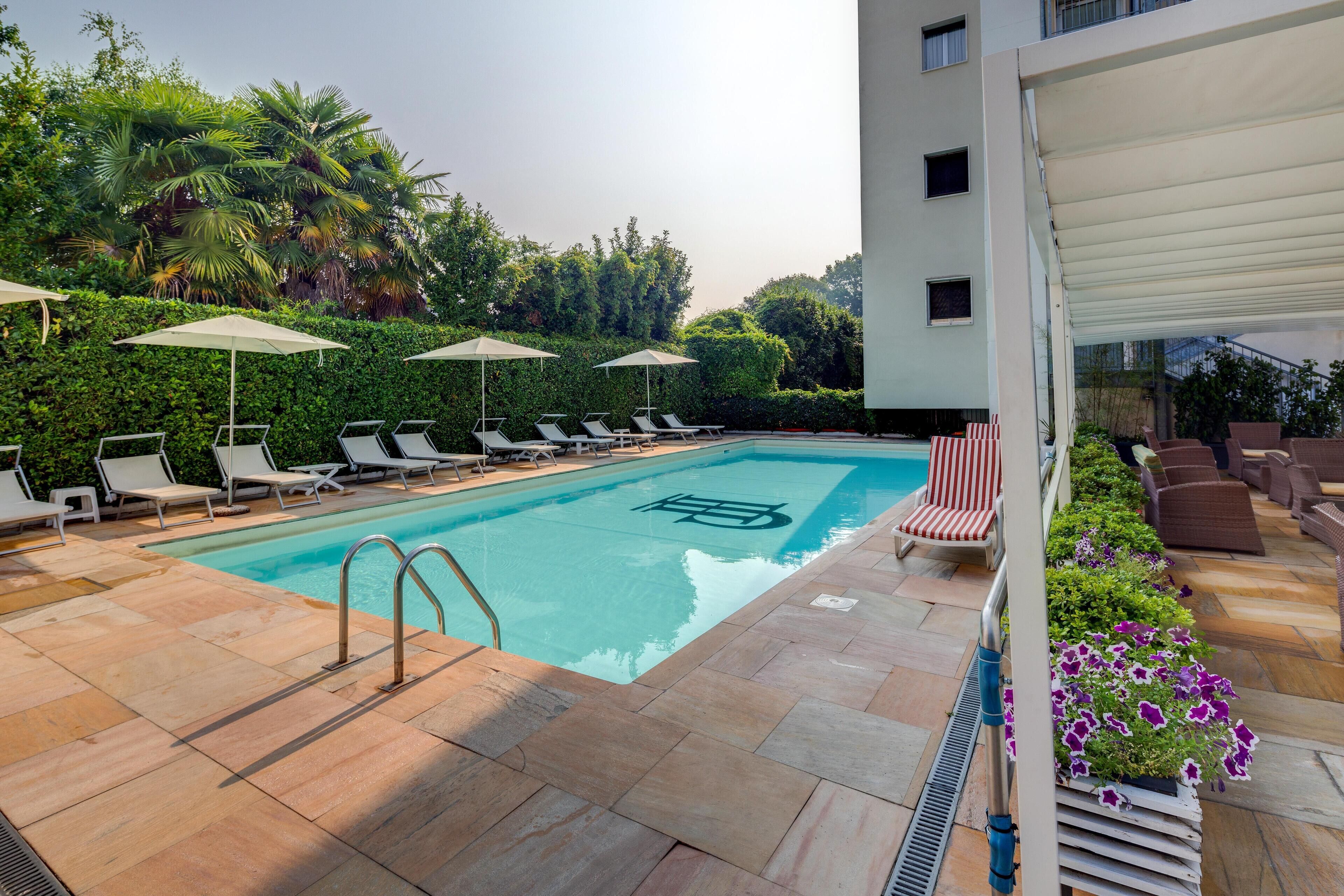 حمّام س باحة خارجي موسمي، مظلات على حمّام السباحة، مقاعد للتشمس