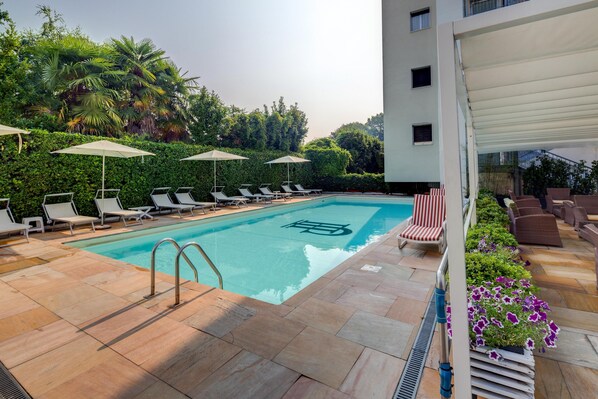 Piscine extérieure (ouverte en saison), parasols de plage