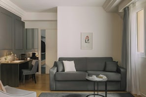 Mobiliari individual, wifi, roba de llit i despertador