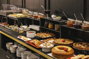 Desayuno buffet (EUR 15 por persona) 