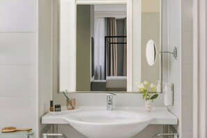 Amenidades de baño gratuitas, secadora de cabello, toallas 