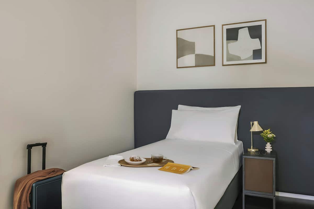 Muebles diferentes, wifi, ropa de cama y despertador