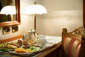 Seprai premium, selimut bulu angsa, minibar, dan brankas