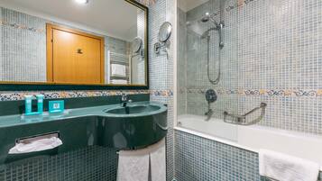 Chuveiro, produtos de toalete grátis, secador de cabelo, chinelos