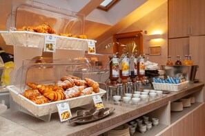 Morgenmadsbuffet hver dag (12 EUR pr. person)