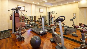 A gym with various exercise machines, a large exercise ball, and a mirrored wall. - Hotel Mirage, Sure Hotel Collection by Best Western (Milan)