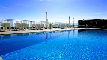 Piscine extérieure, chaises longues