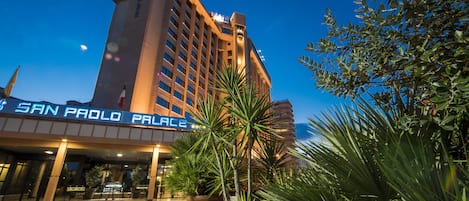 Vista frontal de la propiedad