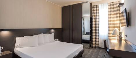 1 slaapkamer, een minibar, een kluis op de kamer, een bureau