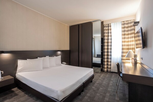 Minibar, in-room safe, desk, laptop workspace