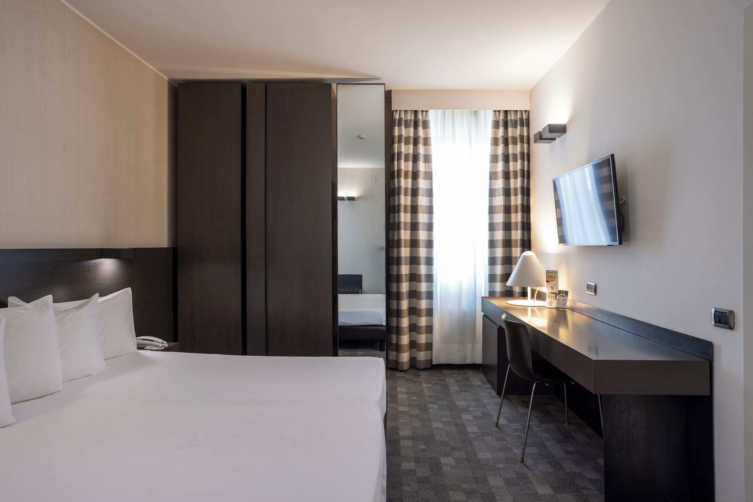 Minibar, coffres-forts dans les chambres, bureau