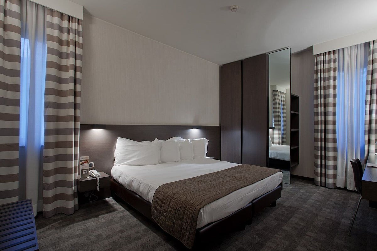 1 kamar tidur, minibar, brankas, dan meja kerja