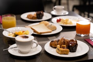 Tägliches Frühstücksbuffet (9.50 EUR pro Person)