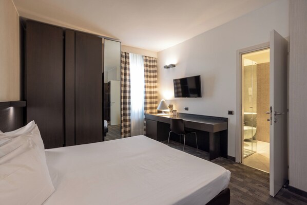 Minibar, in-room safe, desk, laptop workspace