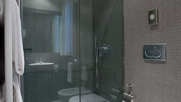Whirlpool, Regendusche, kostenlose Toilettenartikel, Haartrockner