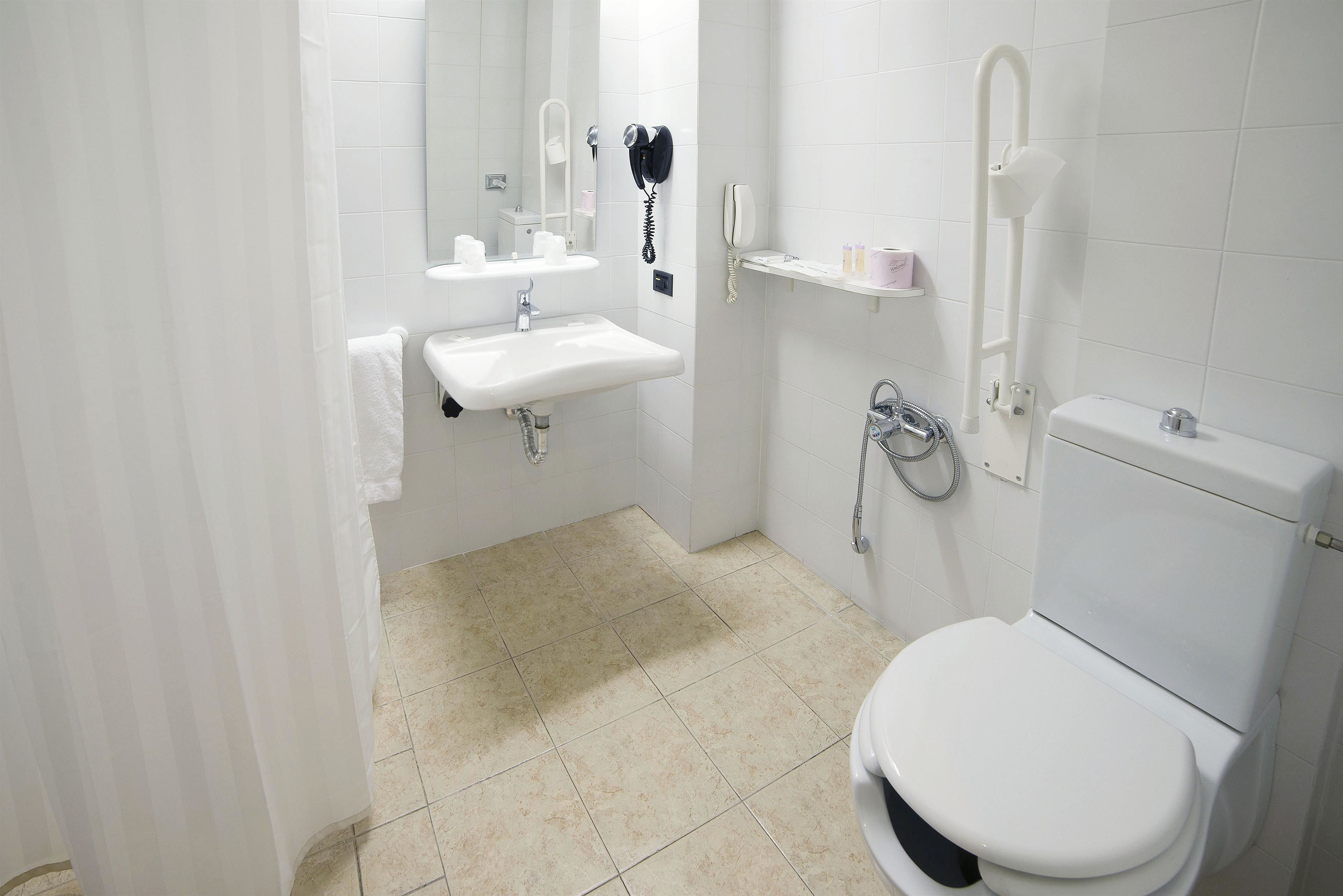 standard room, 2 single beds, accessible | bathroom | combined shower/bathtub, hair dryer, towels