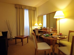 Suite, 1 King-Bett | Daunenbettdecken, Minibar, Zimmersafe, Schreibtisch