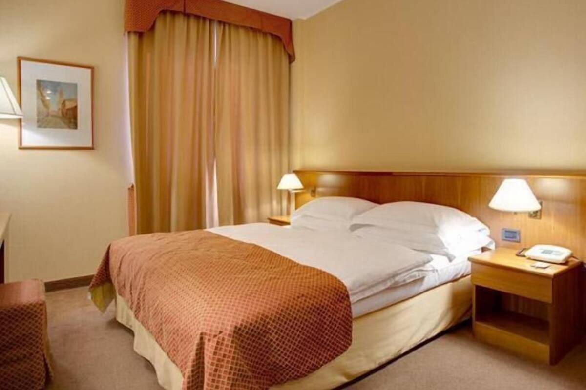 Edredons de pluma, frigobar, cofres nos quartos, escrivaninha