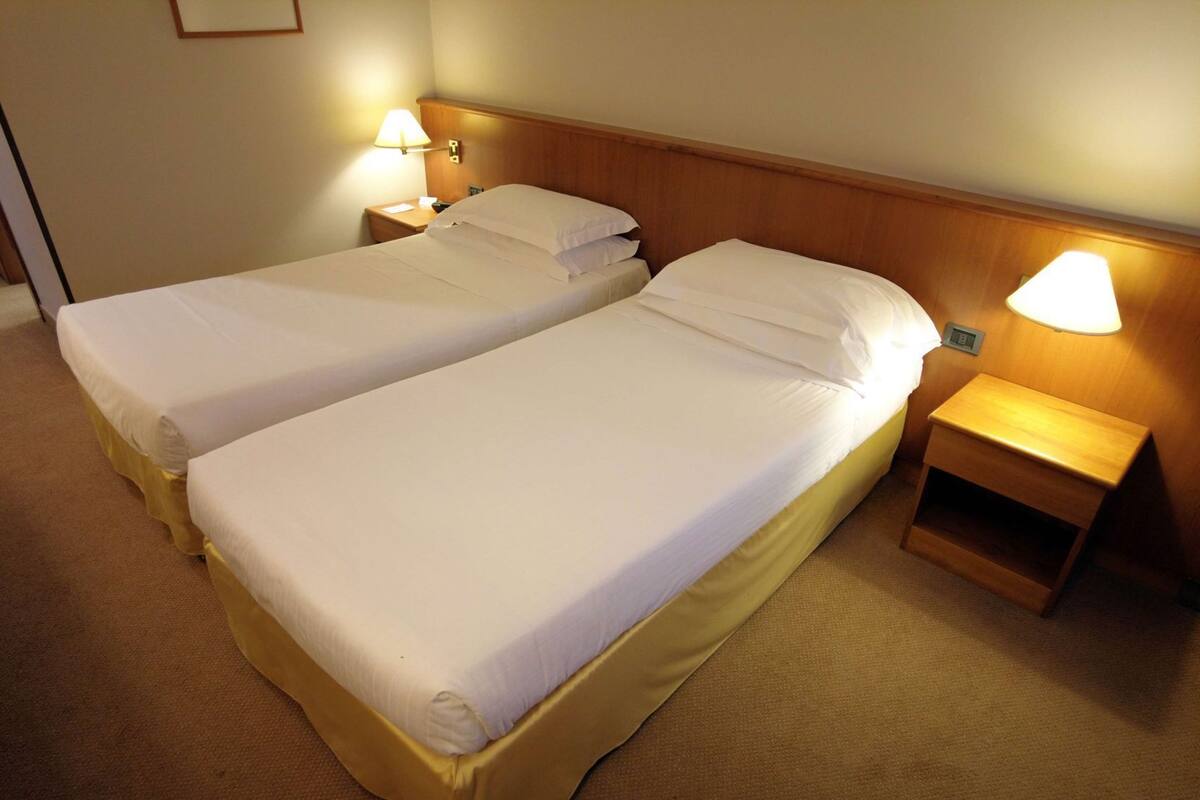 Edredons de pluma, frigobar, cofres nos quartos, escrivaninha