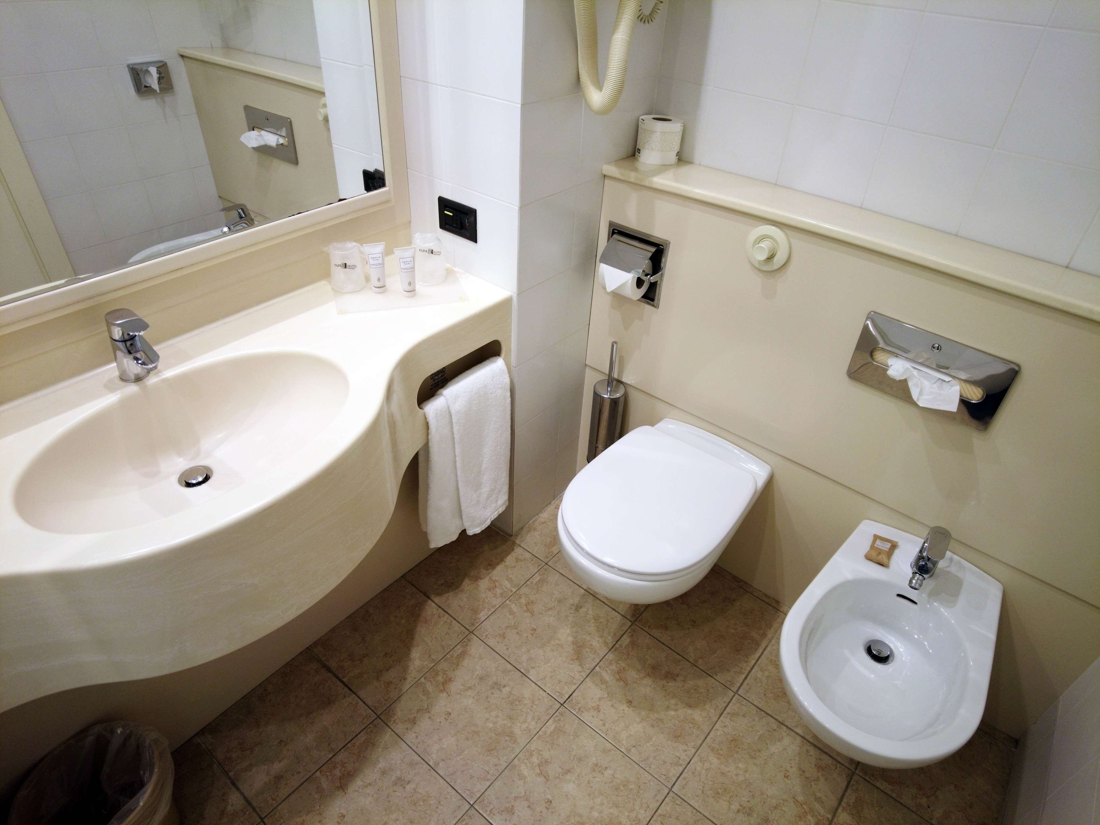 combined shower/bathtub, hair dryer, towels