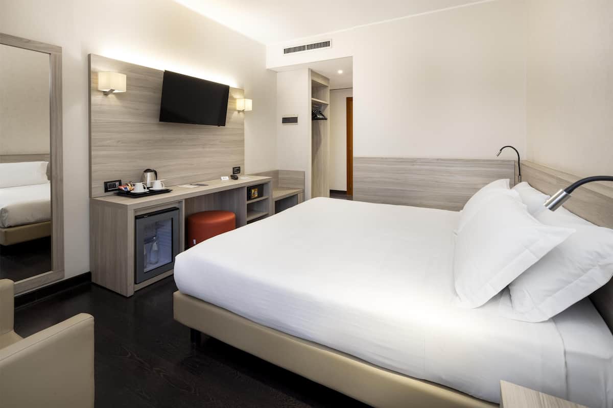 Comfort Room, 1 King Bed | In-room business center