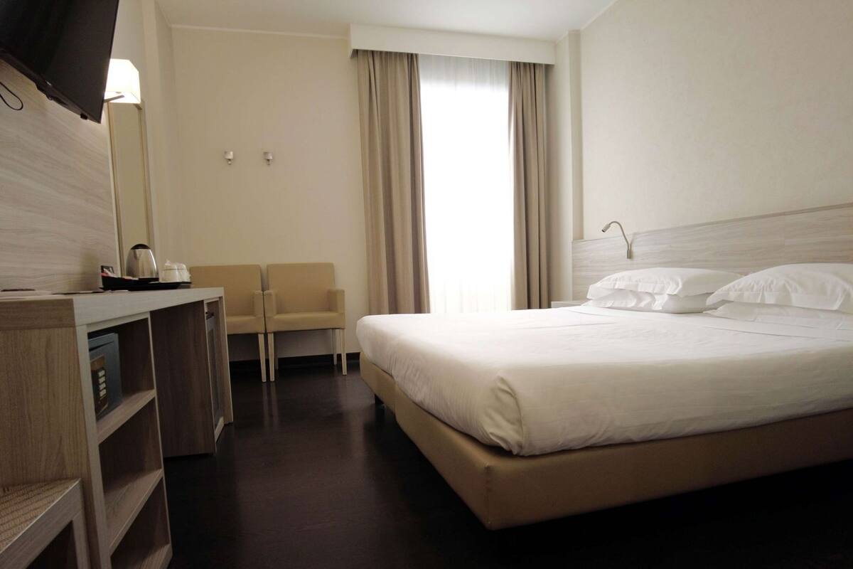 Edredons de pluma, frigobar, cofres nos quartos, escrivaninha