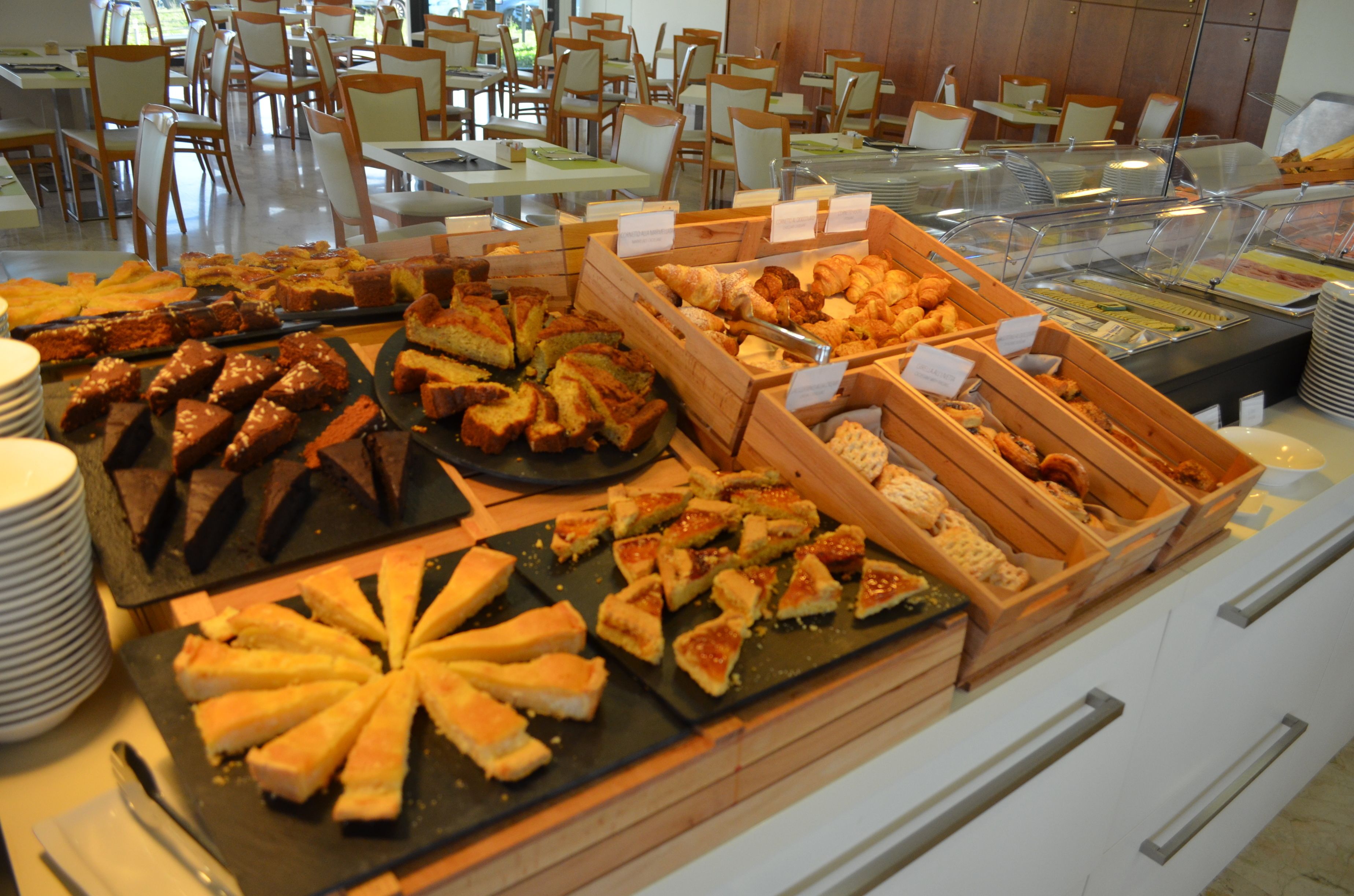 Desayuno buffet (EUR 9 por persona) 