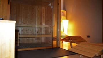 Un sauna con bancos de madera y una puerta de vidrio que da a otro sauna de madera.