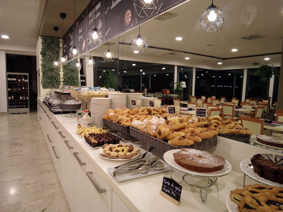 Desayuno buffet diario (EUR 9 por persona)