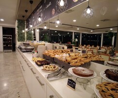 Desayuno buffet diario (EUR 9 por persona)