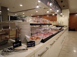 بوفيه فطور يوميًا بتكلفة قدرها (9 EUR للشخص)